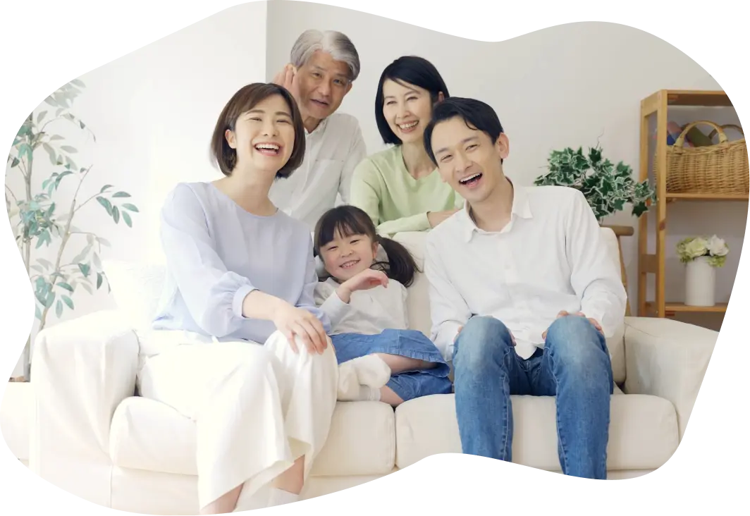 ソファでくつろぐ三世代の家族