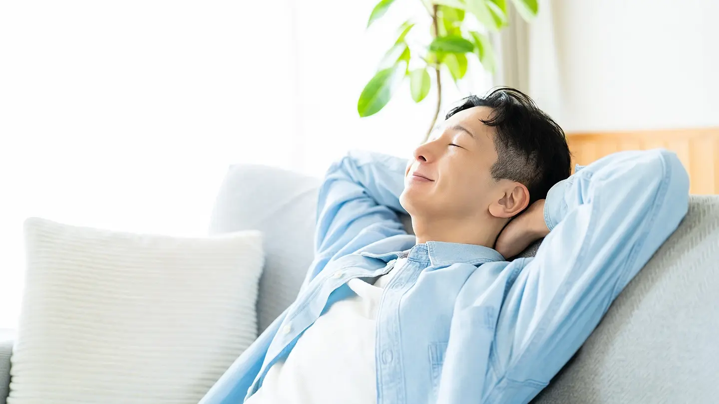 ソファでくつろぐ男性